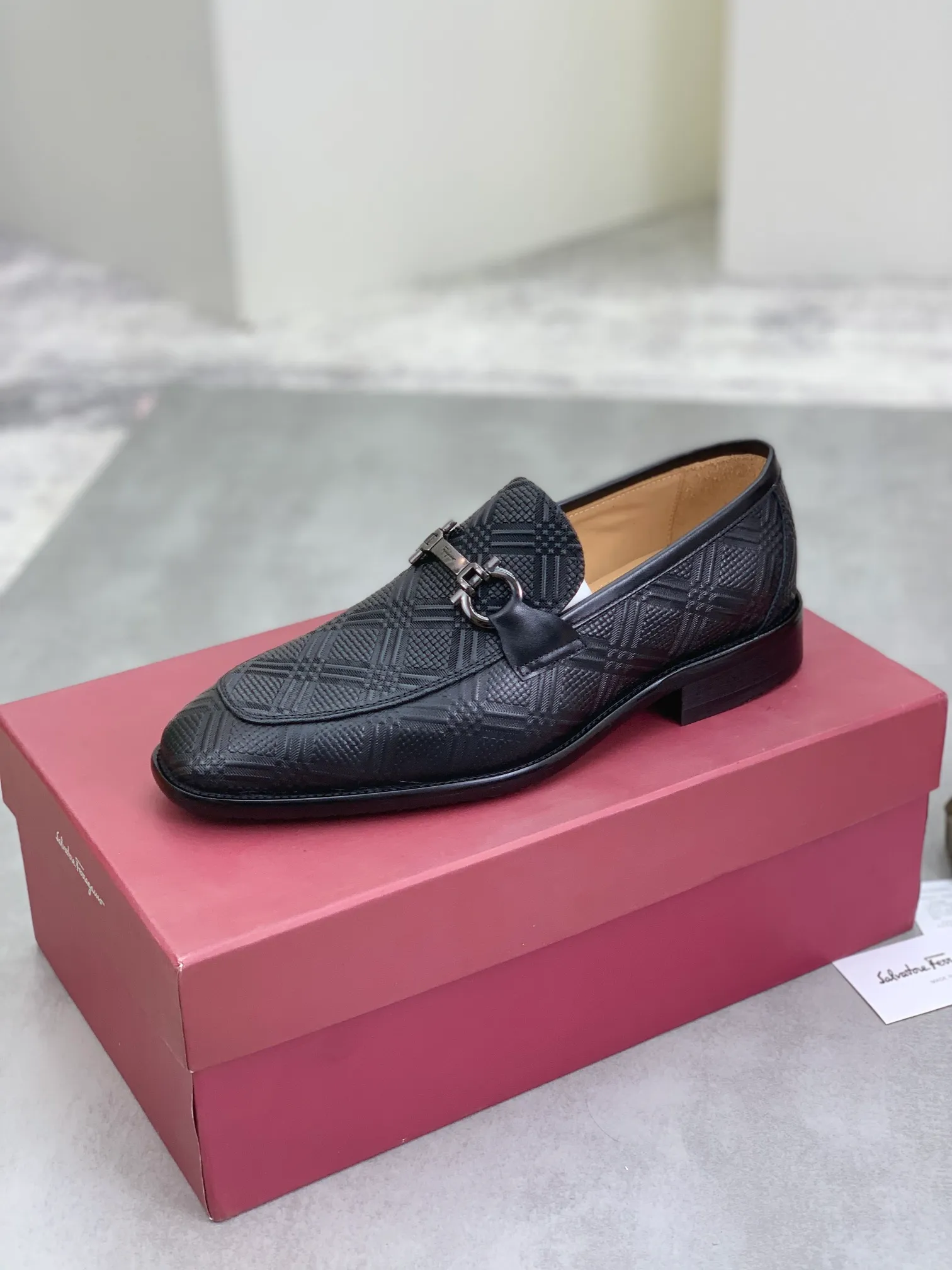 Men's Men's Shoes 💰P460💰[New Style] Water-dyed Niuli 🆘[Salvatore Ferragamo] Ferragamo's latest casual business leather shoes for men! Available at counters simultaneously! The fabric is made of specially imported original open-edge beaded calfskin, and the interior is made of imported water-dyed cowhide. It is absolutely luxurious and leads the fashion trend. Matching code: 38-45 (46 and 47 can be customized); black color optional